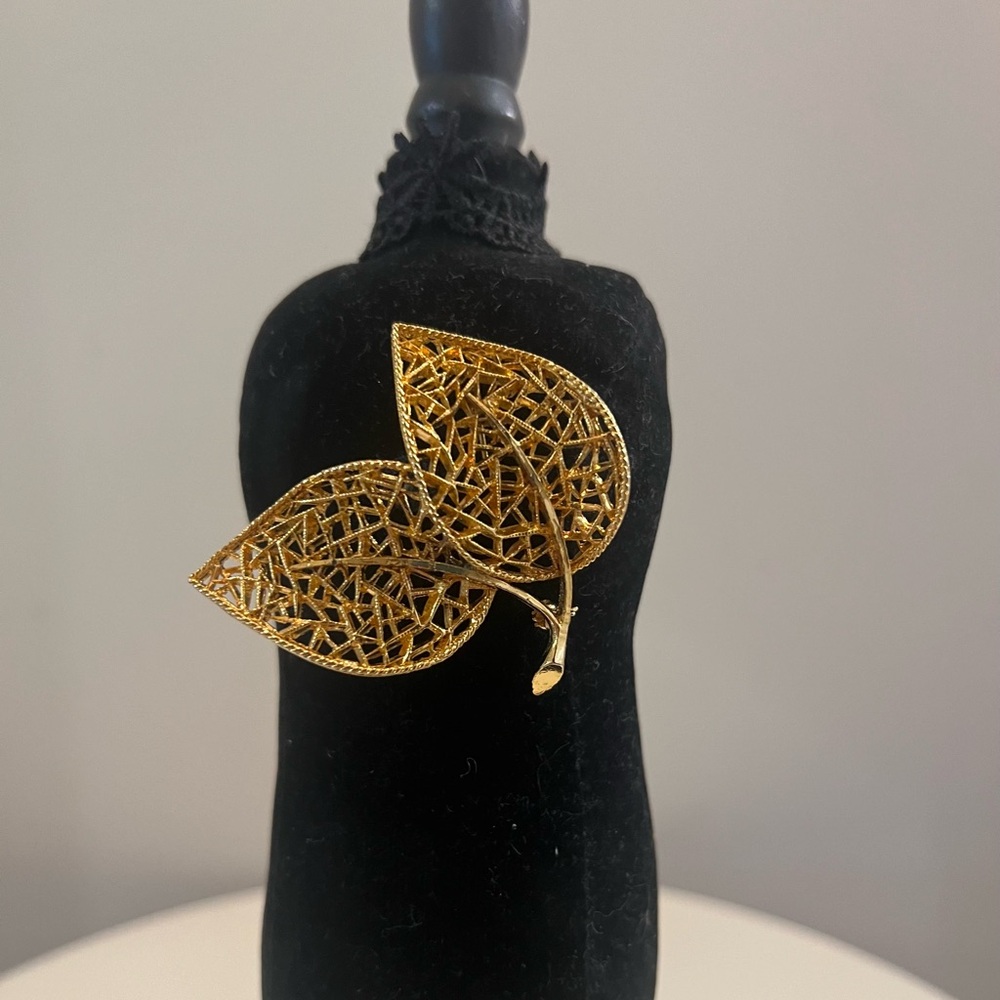 Vintage golden filigree leaf brooch pin marked 1337. Size 2” x 2”